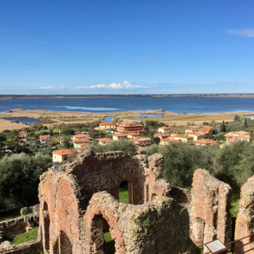 Panorama sul Lago e Padule di Massaciuccoli dalle le Terme romane della villa dei Venulei